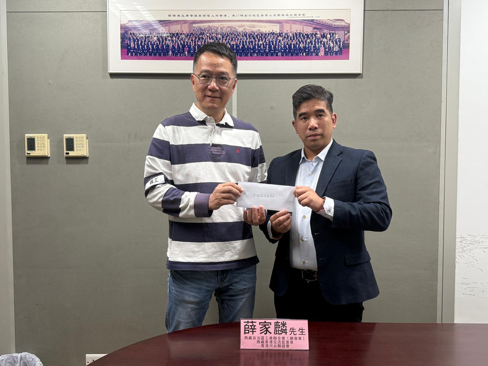 黎名江秘書長代表薛家麟執行主席派發慰問金