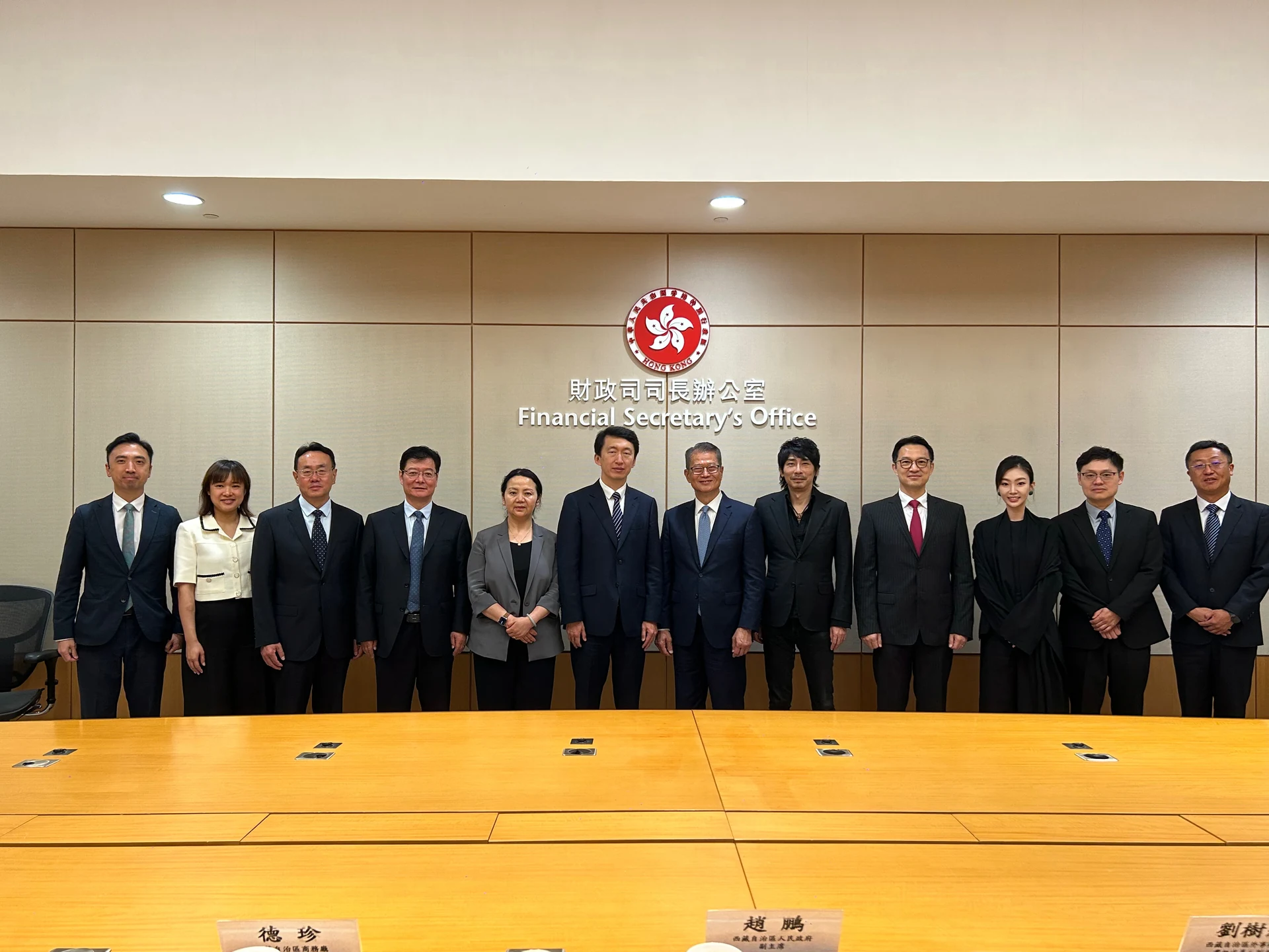 陪同西藏代表團拜訪財政司司長
