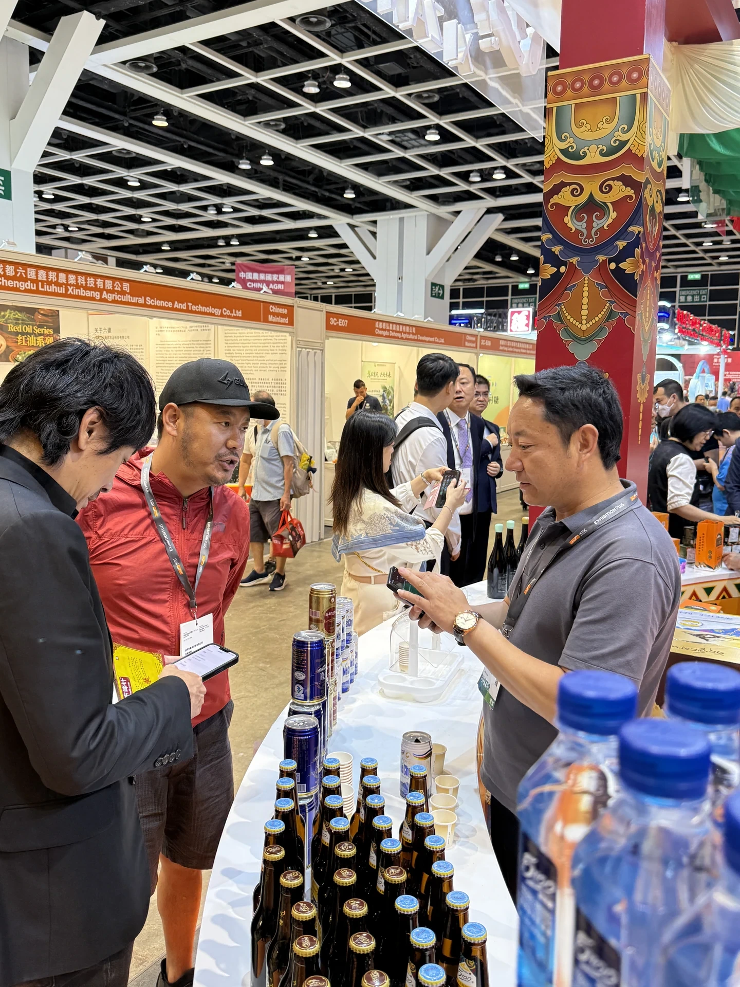 詹勝主席向西藏達熱瓦青稞酒代表了解青稞啤酒